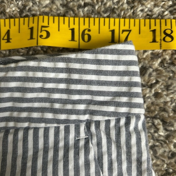 Banana Republic Women’s Seer Soft Navy Blue and White striped shorts size 10 - Picture 5 of 8